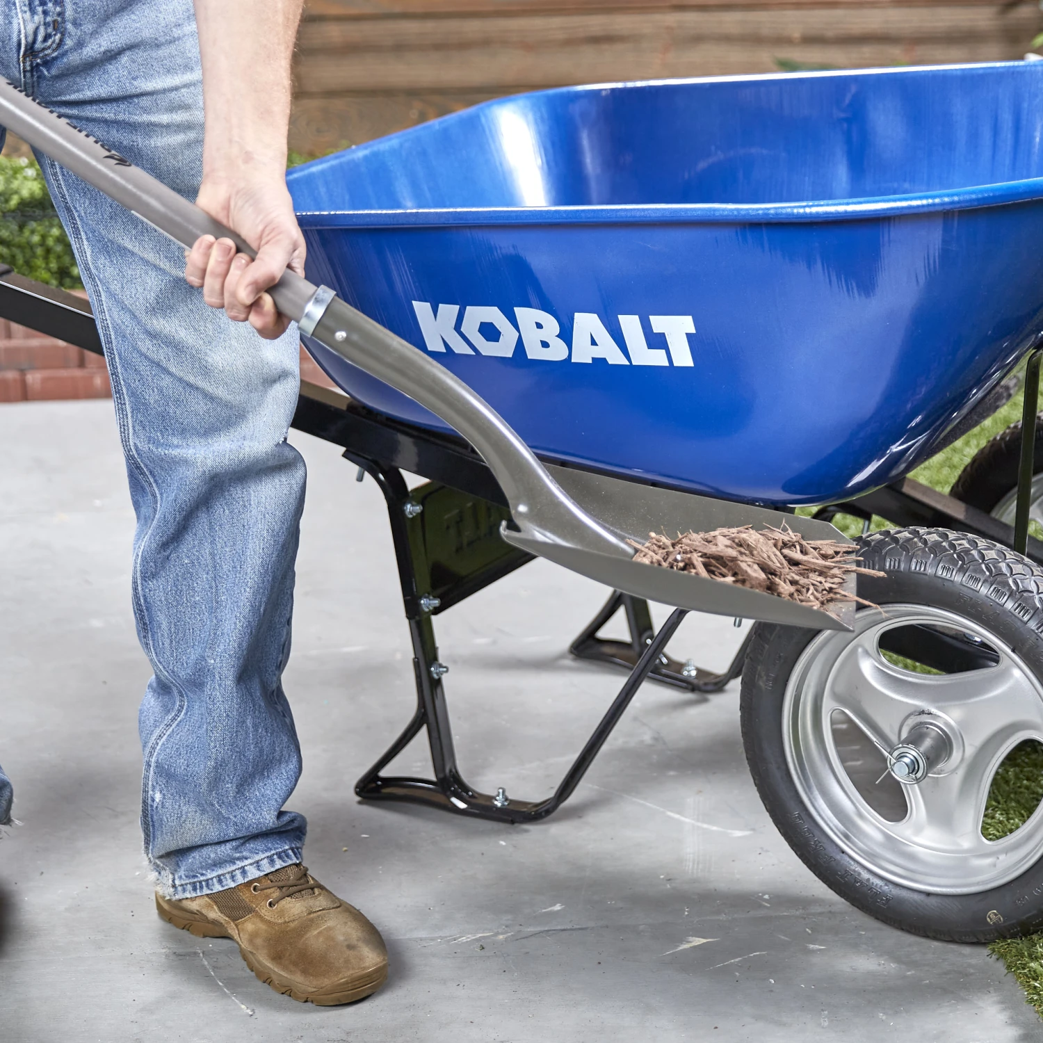 Kobalt Wheelbarrows 7-cu ft Steel Wheelbarrow with Flat-Free Tire 3 Kobalt Wheelbarrows 7-cu ft Steel Wheelbarrow with Flat-Free Tire - Image 3
