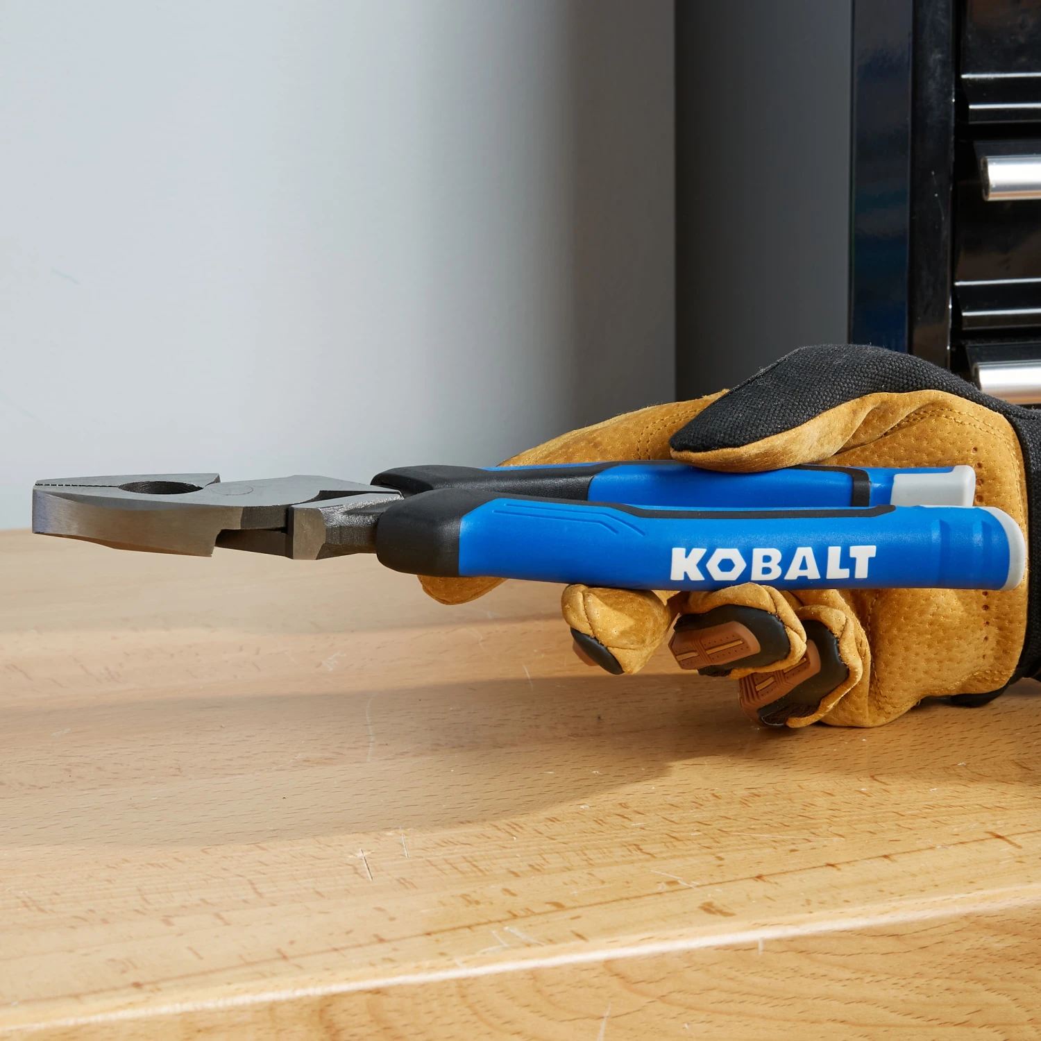 Kobalt 9-in Electrical Linesman Pliers with Wire Cutter 2 Kobalt 9-in Electrical Linesman Pliers with Wire Cutter - Image 2