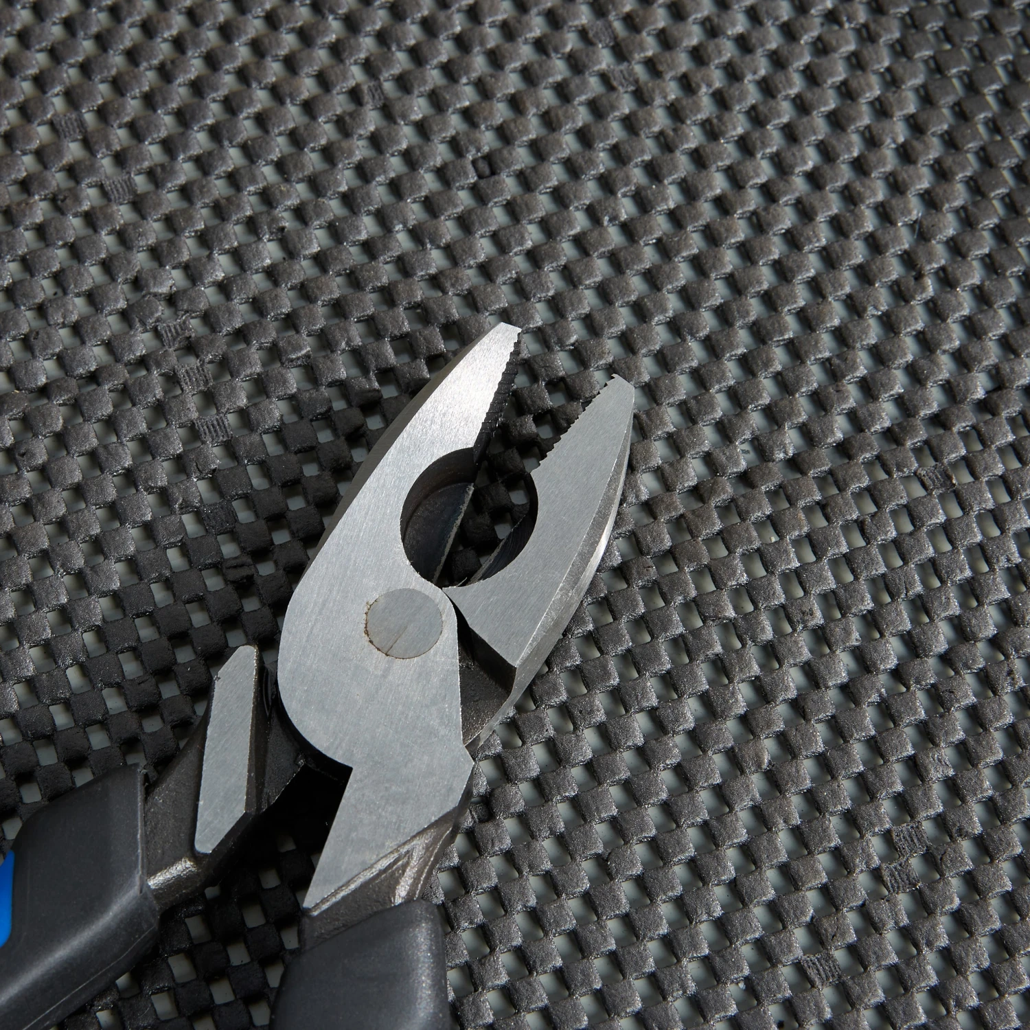 Kobalt 9-in Electrical Linesman Pliers with Wire Cutter 3 Kobalt 9-in Electrical Linesman Pliers with Wire Cutter - Image 3